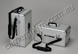 Shoulder strap can be attached in two different ways (front or 
side)